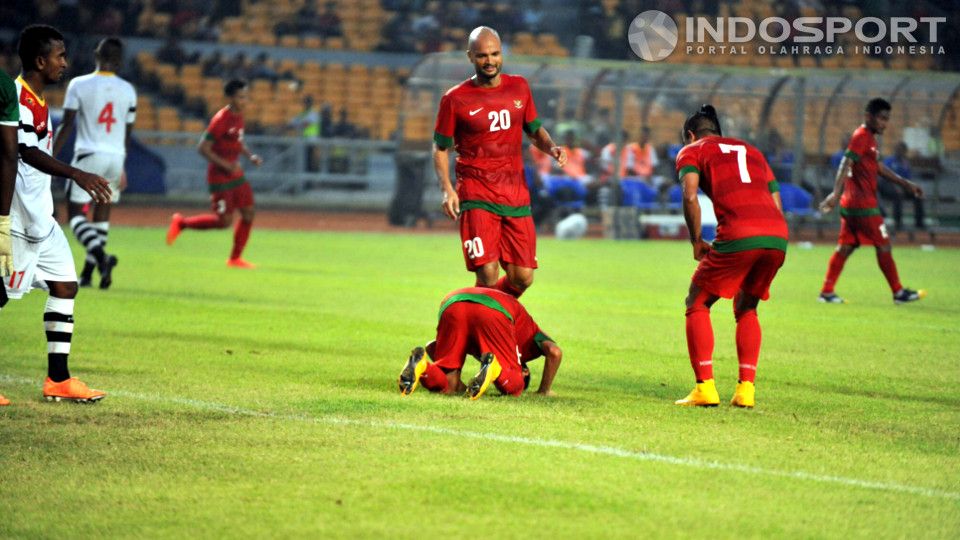 Evan Dimas melakukan selebrasi sujud usai mencetak gol untuk Indonesia saat Merah-Putih menang 4-0 melawan Timor Leste. Copyright: &copy; Ratno Prasetyo/INDOSPORT